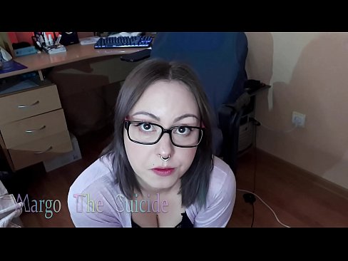 ❤️ Σέξι κορίτσι με γυαλιά πιπιλίζει Dildo βαθιά στην κάμερα ☑ Γαμημένο βίντεο ️